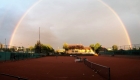 Regenbogen über der Tennisanlage